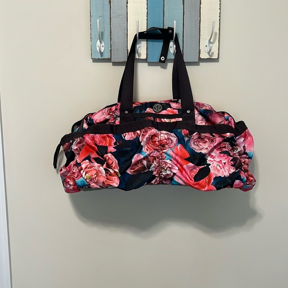 Lululemon Athletica Women’s Yoga On the Fly Duffel Travel Bag / Secret Garden - Picture 2 of 10
